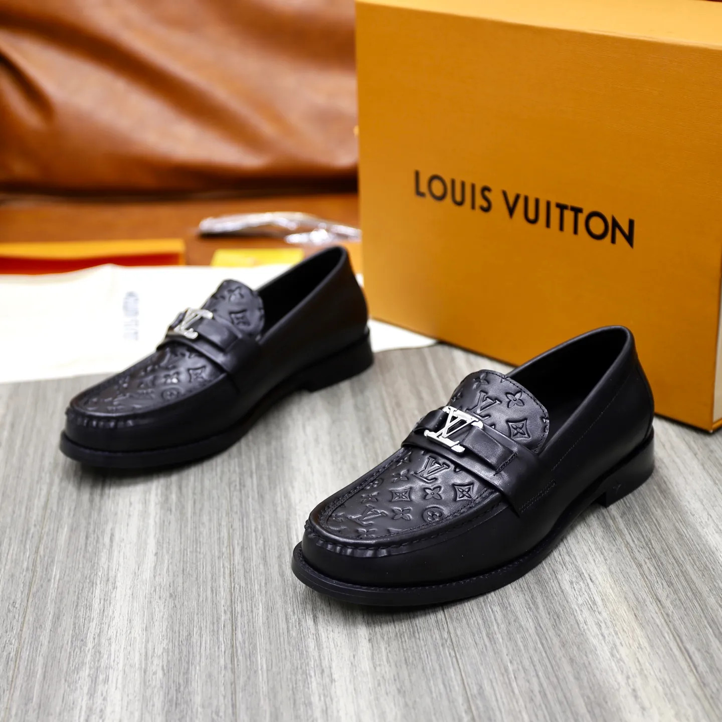 Men's shoes 💰: 💰900LV Louis Vuitton slip-on loafers, top quality products produced in Dongguan, ready for sale! This LV Glove loafer is made of selected soft cowhide, with a slightly wrinkled leather surface and a very high-end texture. Each pair is unique. The leather surface is light and soft, with a fine texture and good luster. It is a classic loafer style, with exquisite handmade mark stitching on the toe, and a square toe configuration to highlight the classic style. The horizontal band has hot-printed LV three-dimensional letters, semi-solid handcrafts and a genuine leather outsole, and a rubber patch on the heel to create wear-resistant performance and comfort. One of the must-have loafers for men! Comes with full original packaging! Code number: 38-39-40-41-42-43-44 (38, 45, 46 customized) standard leather shoe code